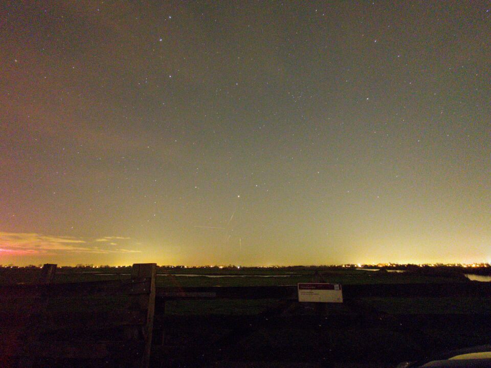 4 opdoemende lichten die veel aan t bewegen zijn foto