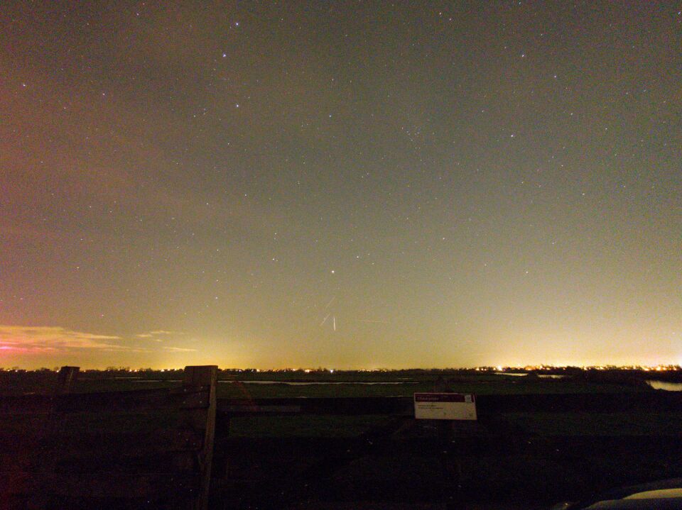 4 opdoemende lichten die veel aan t bewegen zijn foto