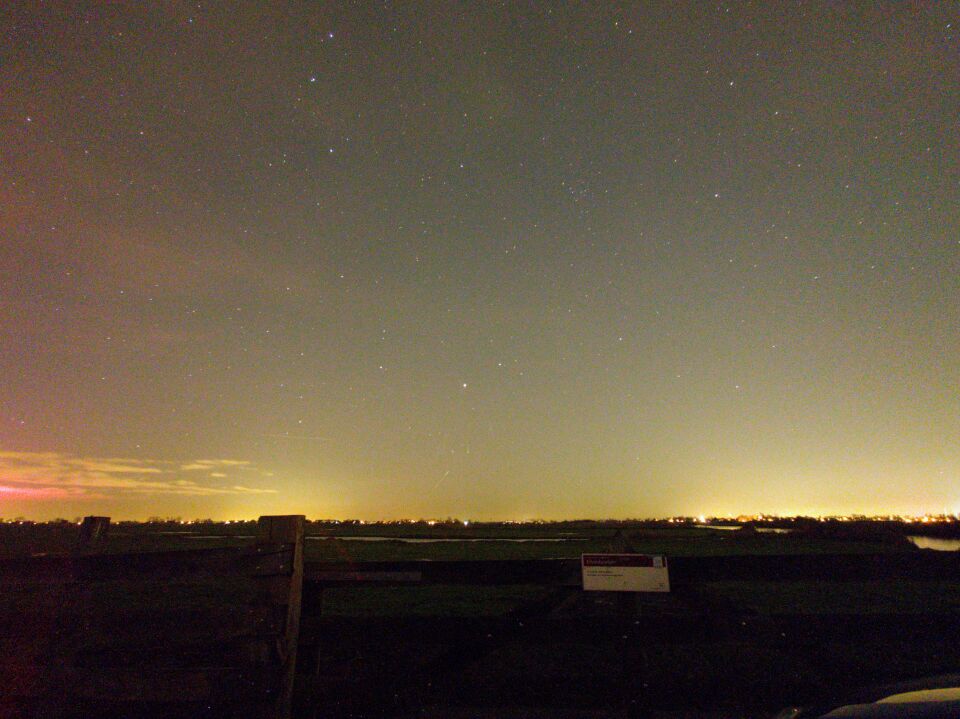 4 opdoemende lichten die veel aan t bewegen zijn foto