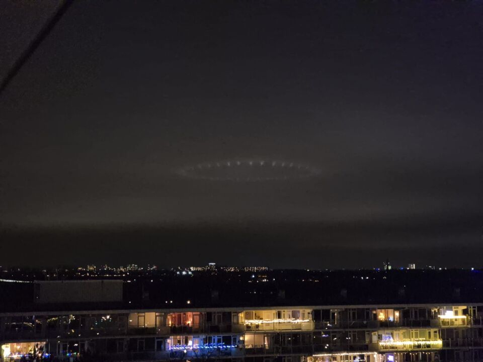 Merkwaardig cirkel stilstaande lichtpunten in cirkel vanuit Vlaardingen te zien foto