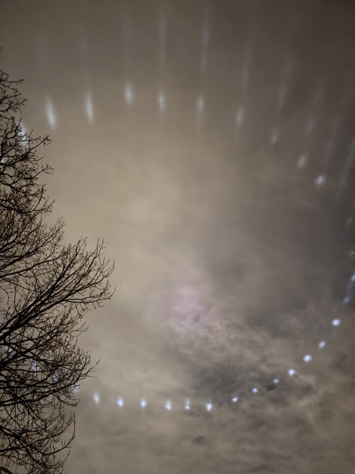 Cirkel van hele kleine oplichtende wolkjes foto