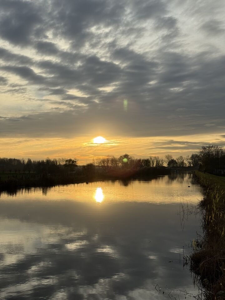 Groene bol met facetten, daarboven in de lucht een verticale groene lijn foto
