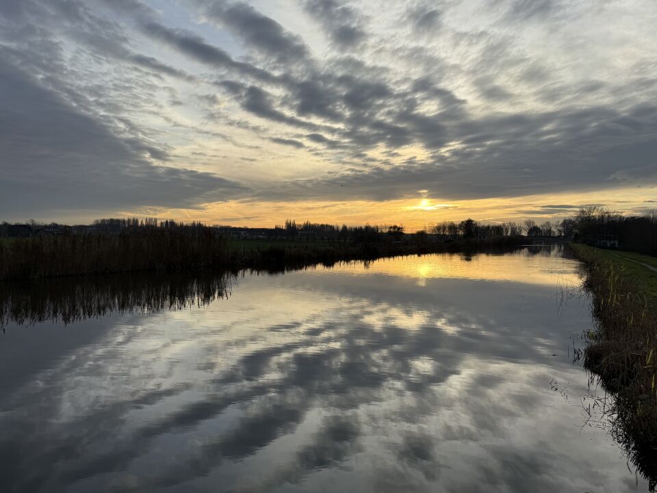 Groene bol met facetten, daarboven in de lucht een verticale groene lijn foto