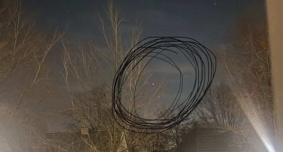 Knipperend (rood, groen, wit) langdurig stilstaand licht in lucht,  foto