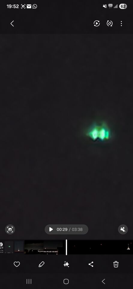 2 schijfvormige objecten rood en groen knipperend. foto