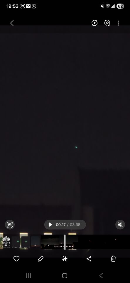 2 schijfvormige objecten rood en groen knipperend. foto