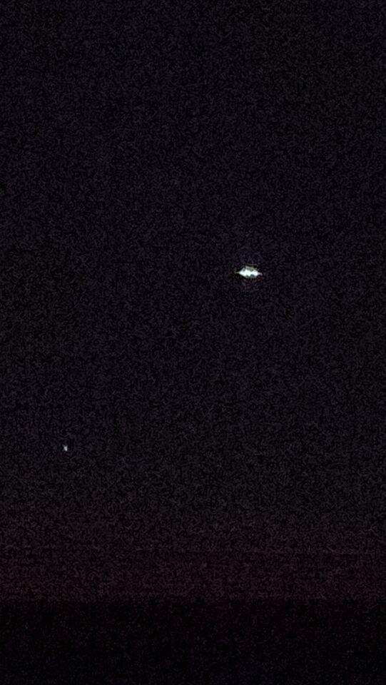 2 schijfvormige objecten rood en groen knipperend. foto