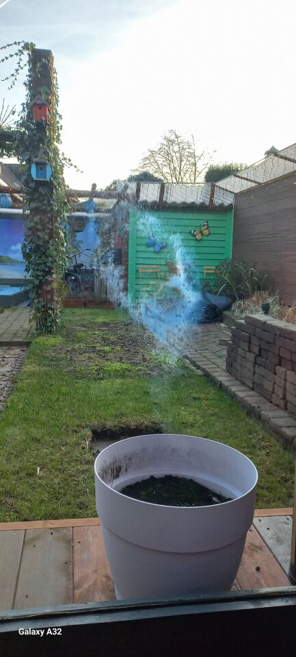 Alien die door raam heeft gekeken. Afdruk is nog steeds zichtbaar foto