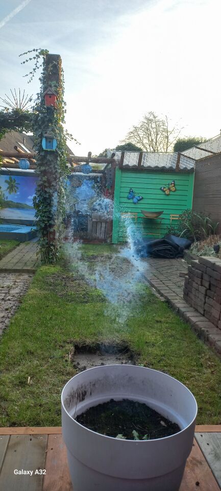 Alien die door raam heeft gekeken. Afdruk is nog steeds zichtbaar foto