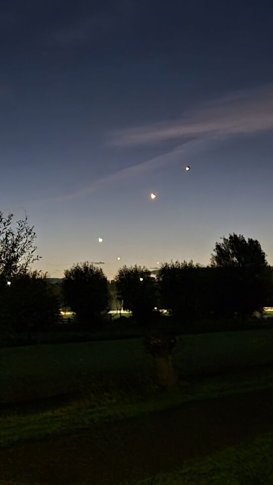 Drie stilstaande lichten op een rij. foto