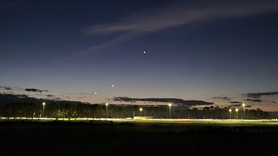 Drie stilstaande lichten op een rij. foto