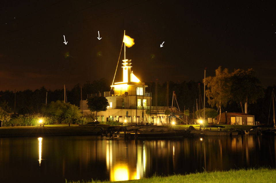 3 koepelvormig lichtgevende objecten boven Midlaren - Drenthe foto