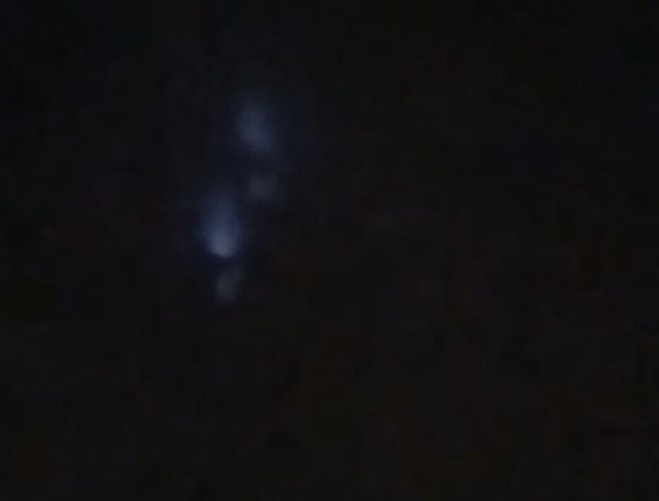 2bollen die 1 voor 1 sigaarvorming worden en om elkaar heen draaien/bewegen foto