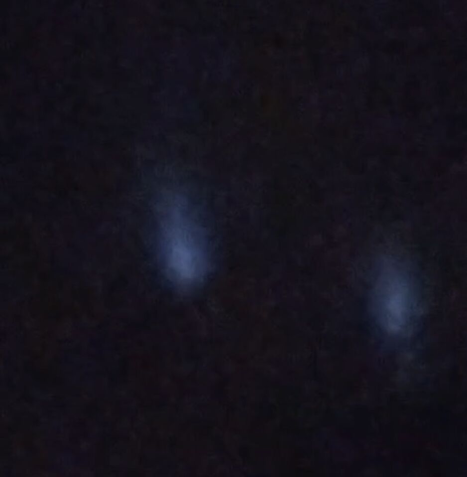 2bollen die 1 voor 1 sigaarvorming worden en om elkaar heen draaien/bewegen foto