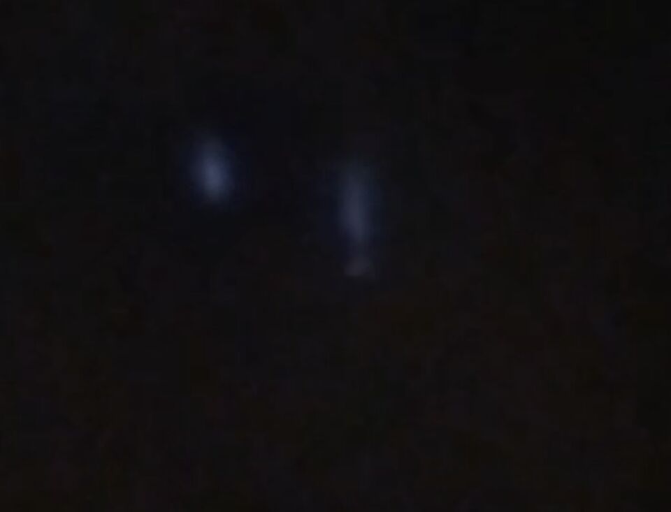 2bollen die 1 voor 1 sigaarvorming worden en om elkaar heen draaien/bewegen foto