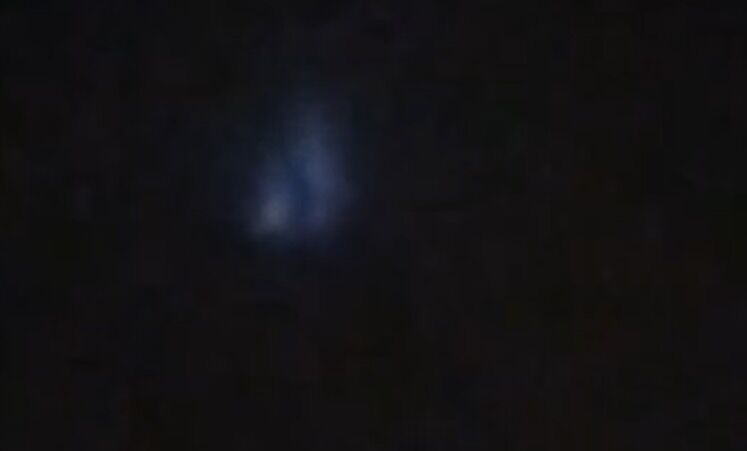 2bollen die 1 voor 1 sigaarvorming worden en om elkaar heen draaien/bewegen foto