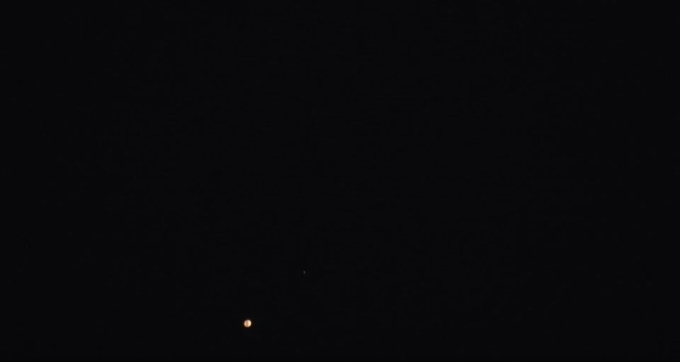 Helder bewegende lichtbol van west richting oost foto