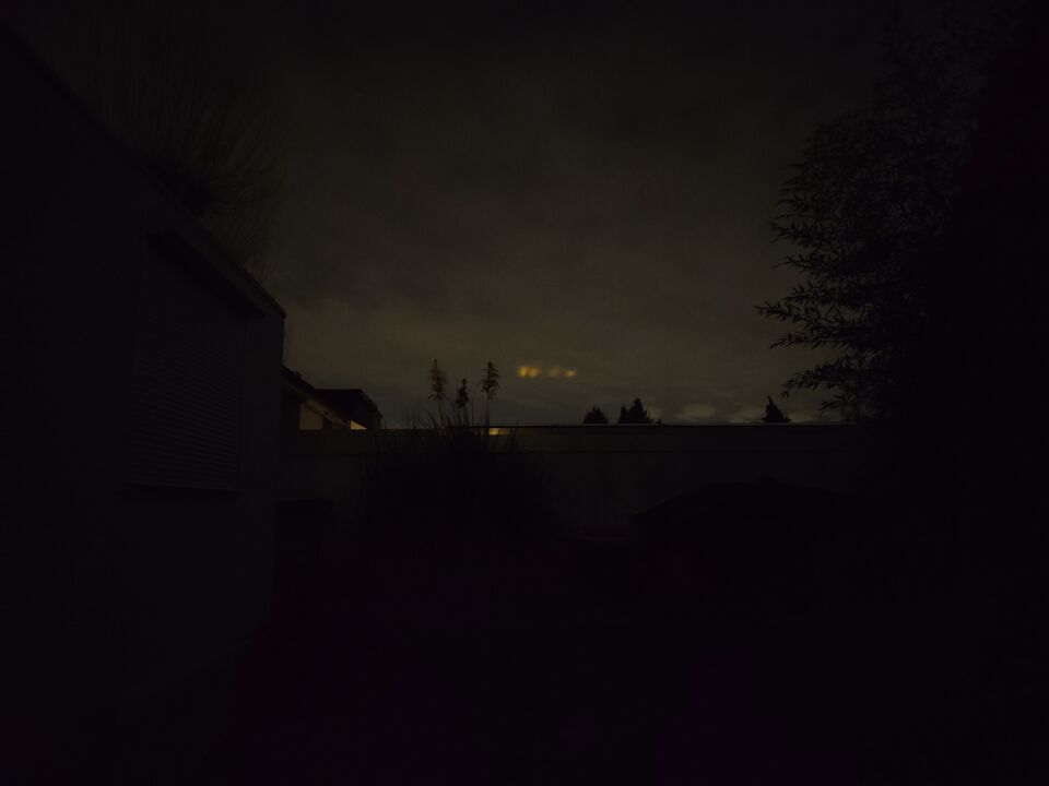 4 stationaire pulserende lichten boven vliegveld MAA foto