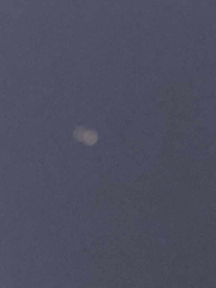 Platte ronde schijf van metaal met lichtjes foto