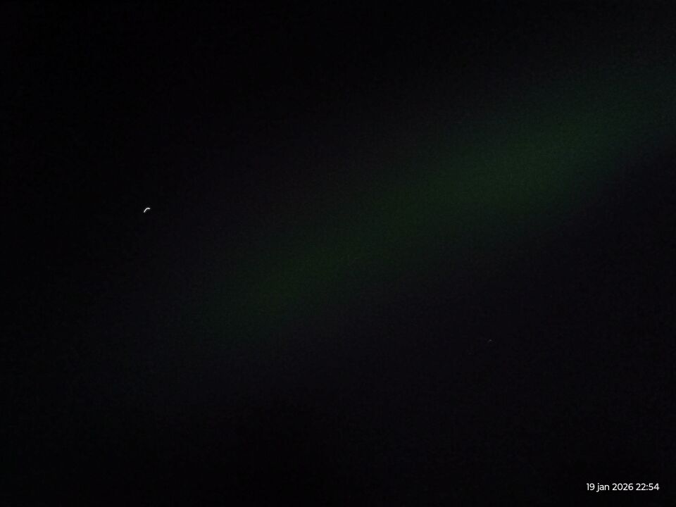 Fel wit verlichte boomerang of driehoek foto