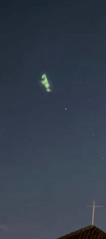 Groen lichtpunt wat bewoog in de lucht van boven naar beneden foto