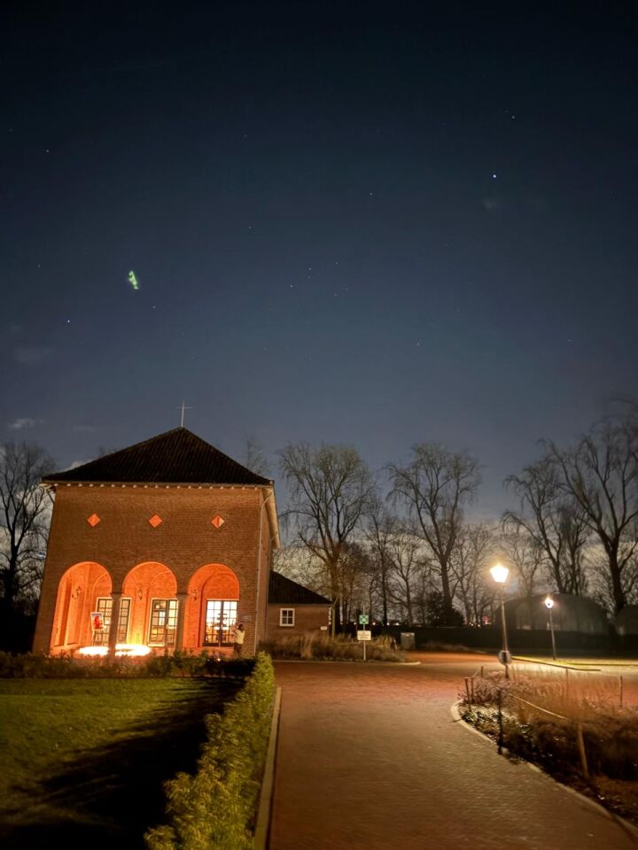 Groen lichtpunt wat bewoog in de lucht van boven naar beneden foto
