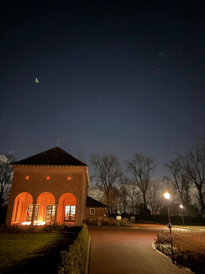 Groen lichtpunt wat bewoog in de lucht van boven naar beneden foto