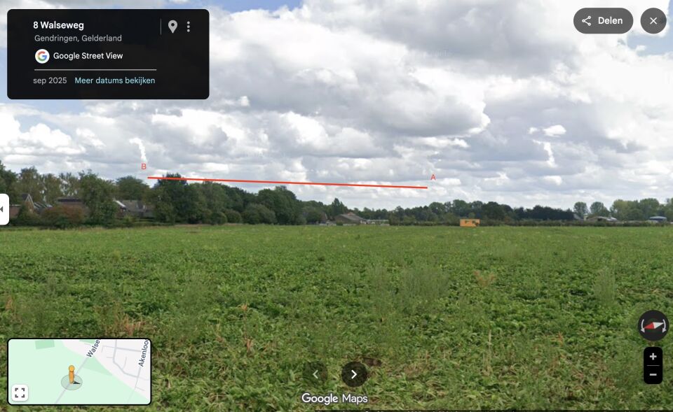 Lichtpunt volgt recht pad, boven boomgrens foto