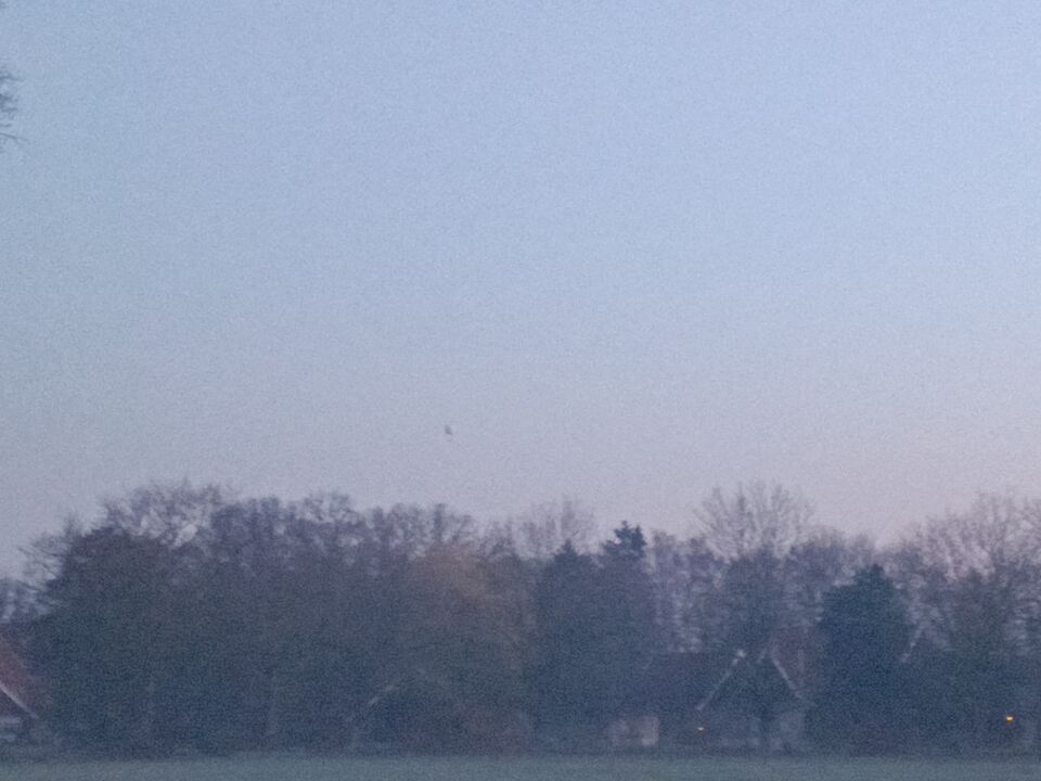 Vliegende Bol lijkende op de maan, maar veel kleiner. foto