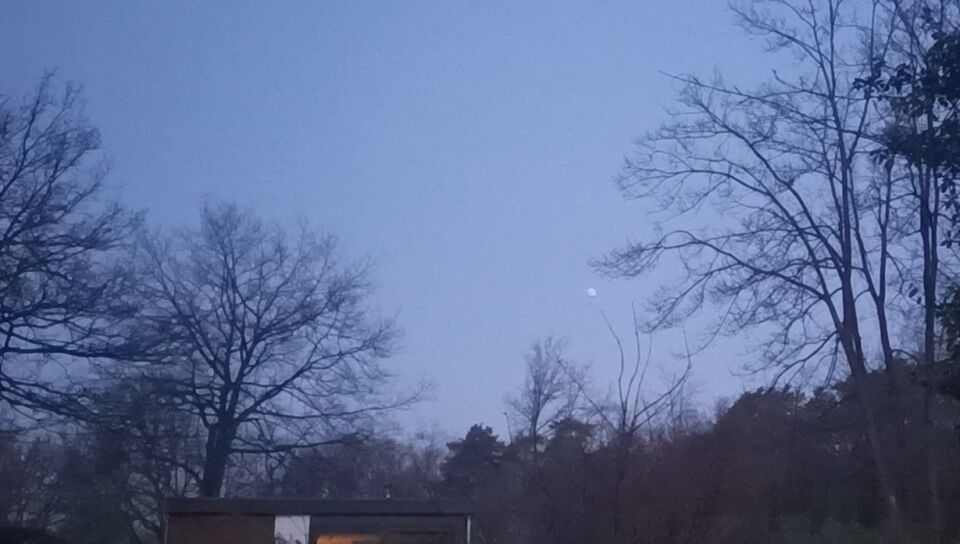 Vliegende Bol lijkende op de maan, maar veel kleiner. foto