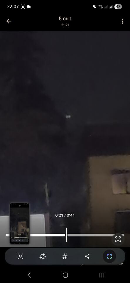 Geluidloos voertuig 2 lichten die knipperen vloog niet heel hoog geen geluid foto