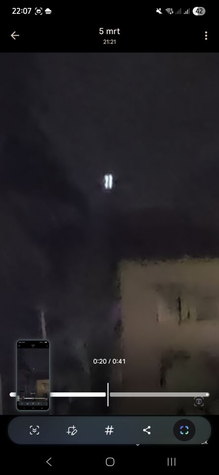 Geluidloos voertuig 2 lichten die knipperen vloog niet heel hoog geen geluid foto