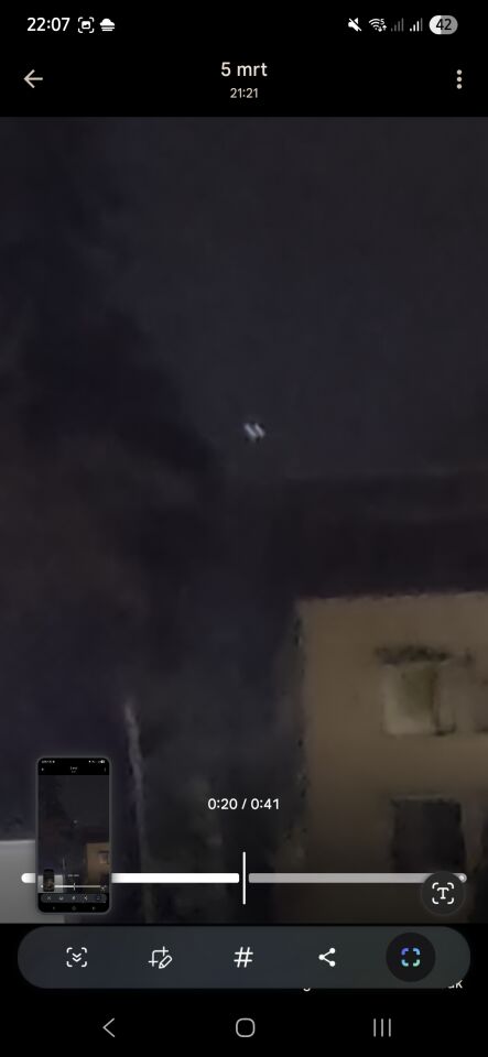 Geluidloos voertuig 2 lichten die knipperen vloog niet heel hoog geen geluid foto