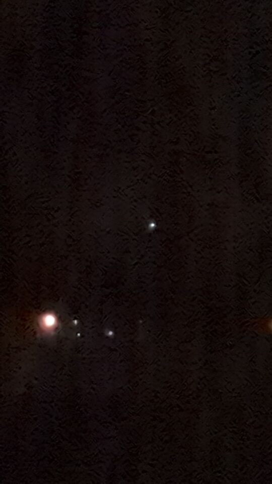 Stilstaand heel snel knipperende fel wit licht foto