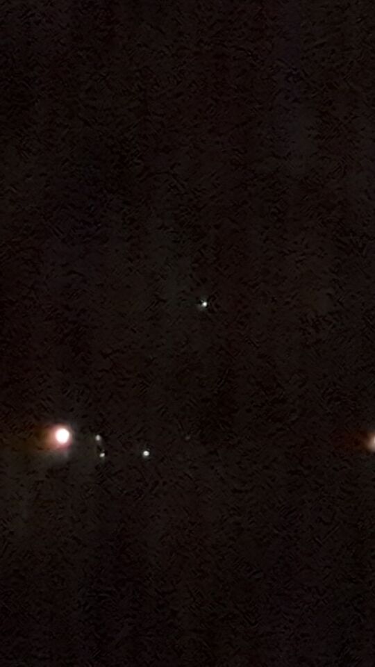 Stilstaand heel snel knipperende fel wit licht foto