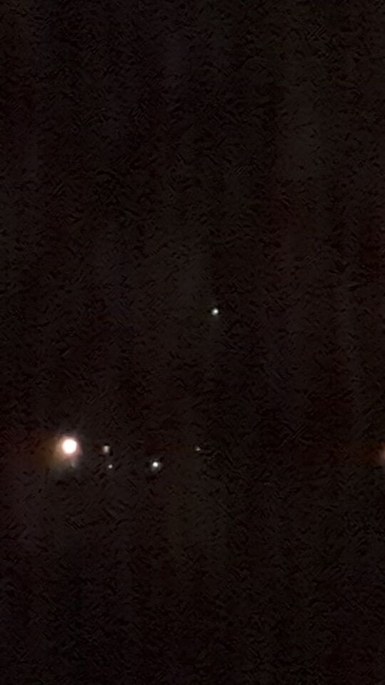 Stilstaand heel snel knipperende fel wit licht foto