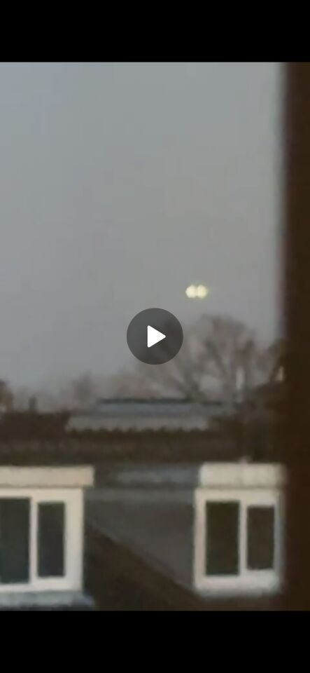 3 lichten op een rij.. en recht een knipperend groter licht bestaande uit 2 vrkn foto