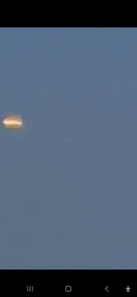 3 lichten op een rij.. en recht een knipperend groter licht bestaande uit 2 vrkn foto