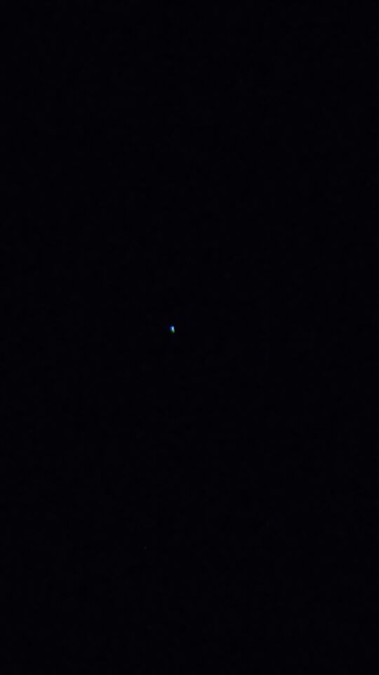 Knipperende lichtbollen in alle kleuren en flitsende rode en witte lichten. foto