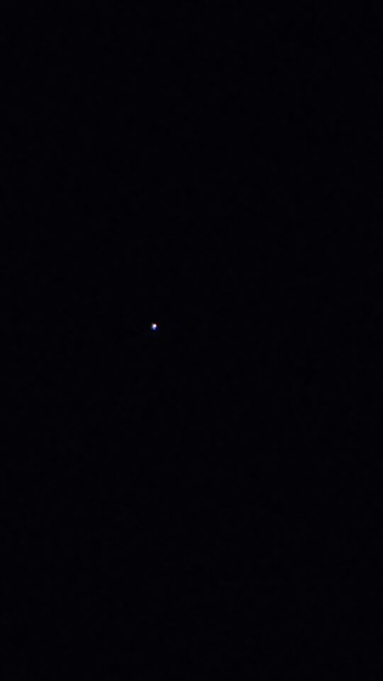 Knipperende lichtbollen in alle kleuren en flitsende rode en witte lichten. foto