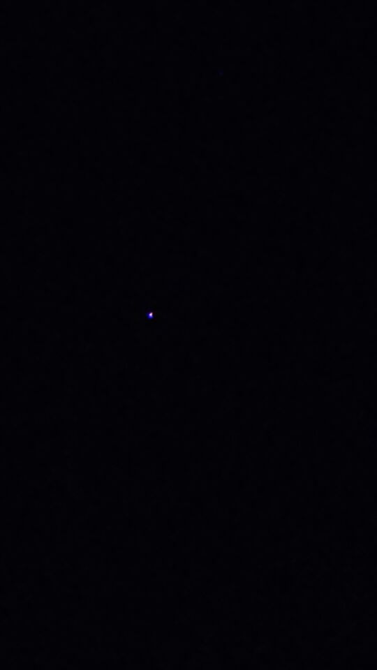 Knipperende lichtbollen in alle kleuren en flitsende rode en witte lichten. foto