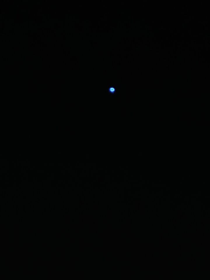 Knipperende lichtbollen in alle kleuren en flitsende rode en witte lichten. foto