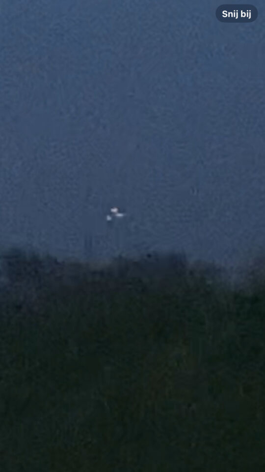 3 witte lichtpunten in vorm van driehoek vliegend door de lucht foto