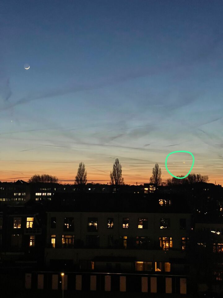 Twee lichtgevende pulserende bollen in de lucht (west van Haarlem) foto