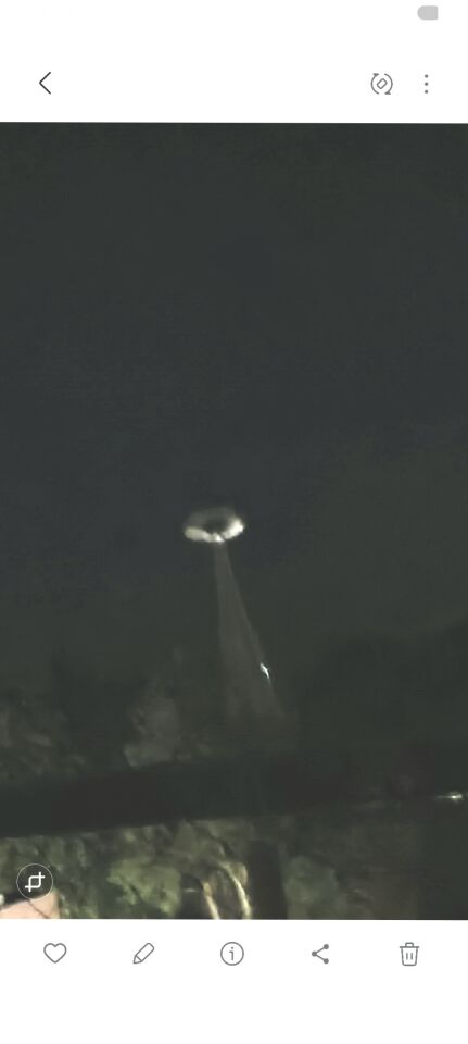 Duidelijke UFO op foto vastgelegd met een beam en 2 tot 3 entiteiten in de beam! foto