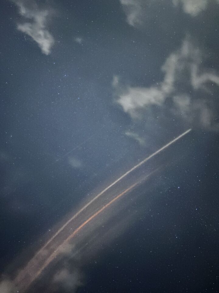 Oranje gekleurde streep in de lucht foto