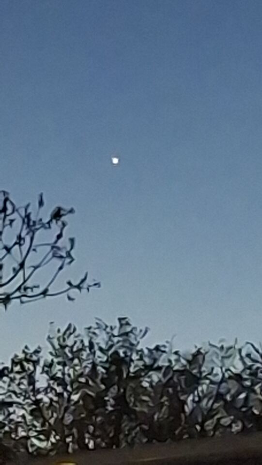 Navo vliegtuig met scanner op het dak en Helder wit licht. foto