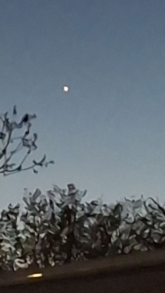 Navo vliegtuig met scanner op het dak en Helder wit licht. foto