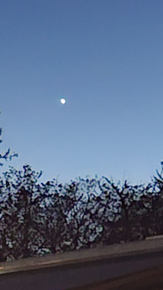 Navo vliegtuig met scanner op het dak en Helder wit licht. foto