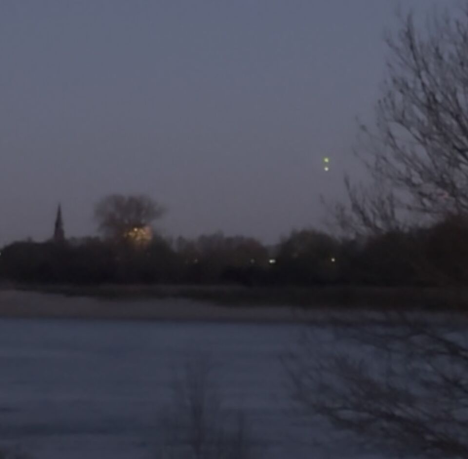 2 steeds van kleur en vorm veranderende lichten/bollen foto